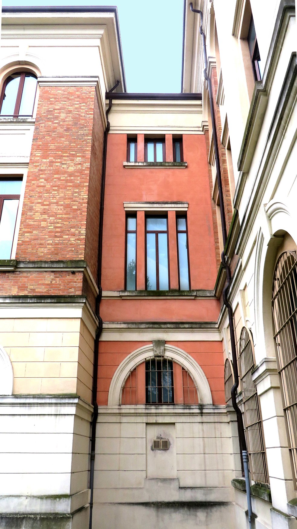 Orfanotrofio, dettaglio della facciata