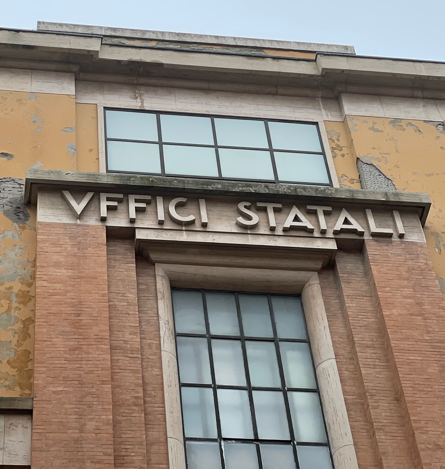 Palazzo degli Uffici Statali, dettaglio della facciata.peg