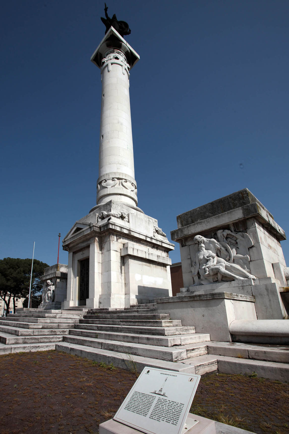 Monumento ai caduti, veduta dal basso