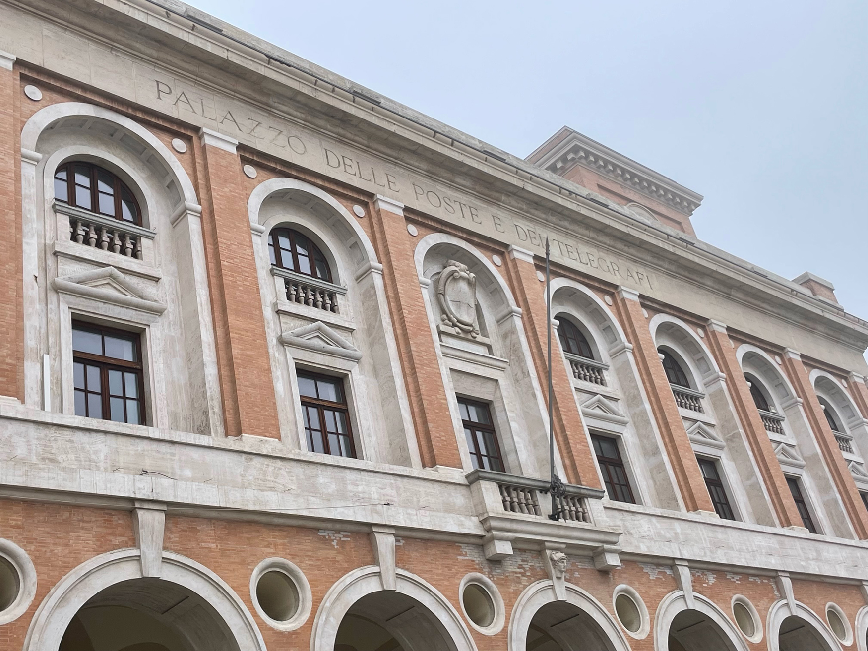 Palazzo delle Poste e dei Telegrafi, dettaglio della facciata