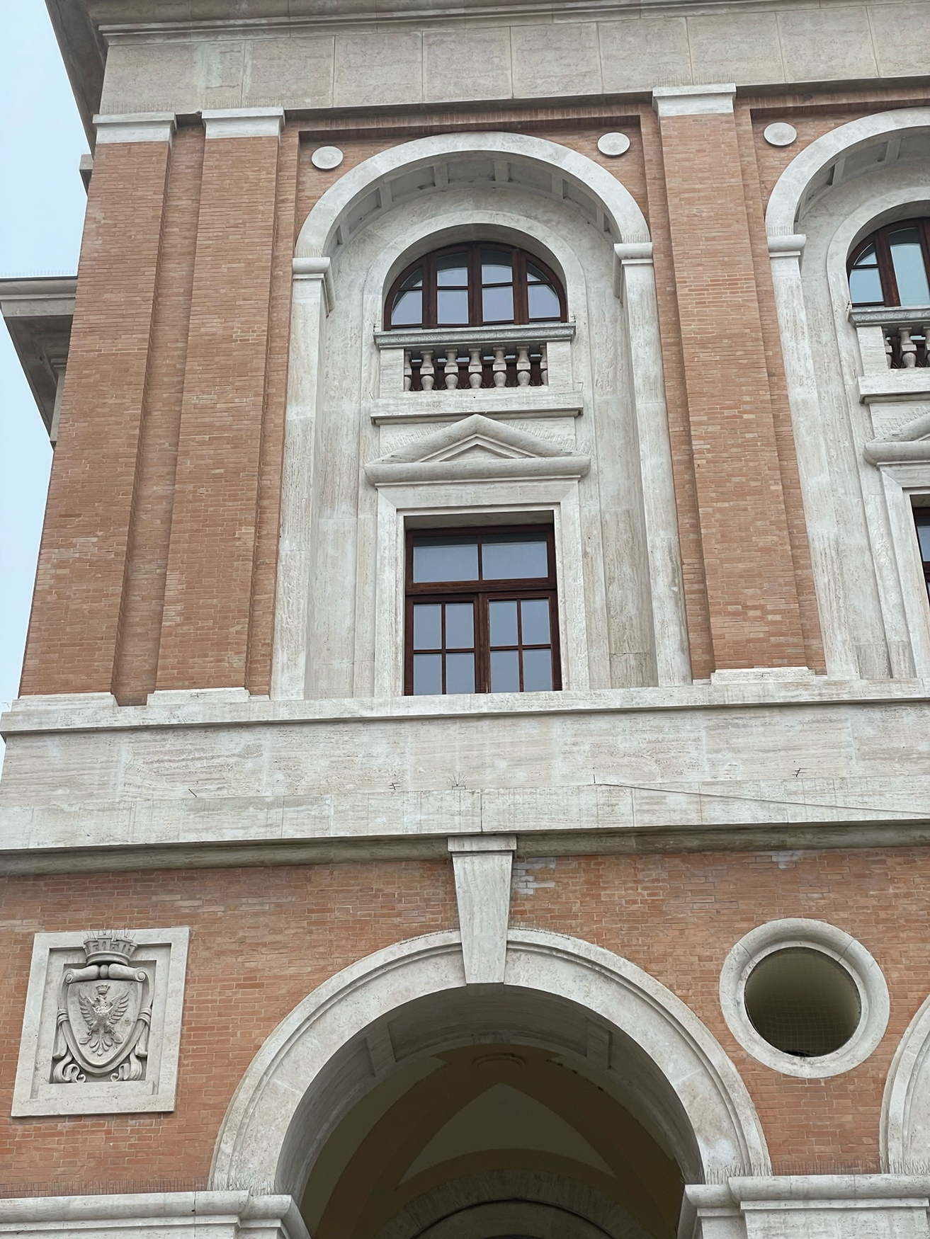 Palazzo delle Poste e dei Telegrafi, dettaglio della parte laterale