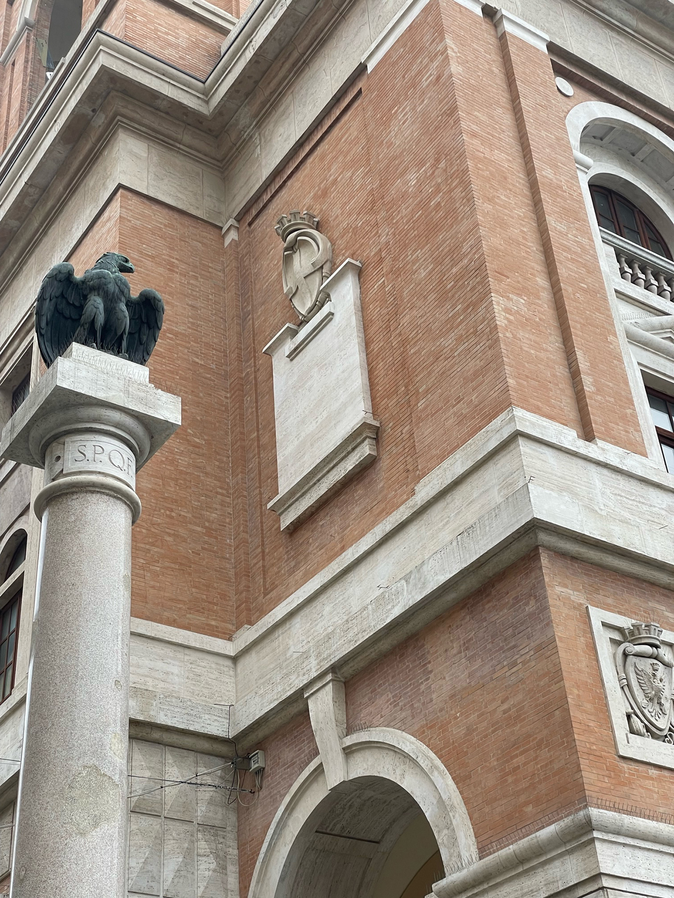 Palazzo delle Poste e dei Telegrafi, soluzione d'angolo