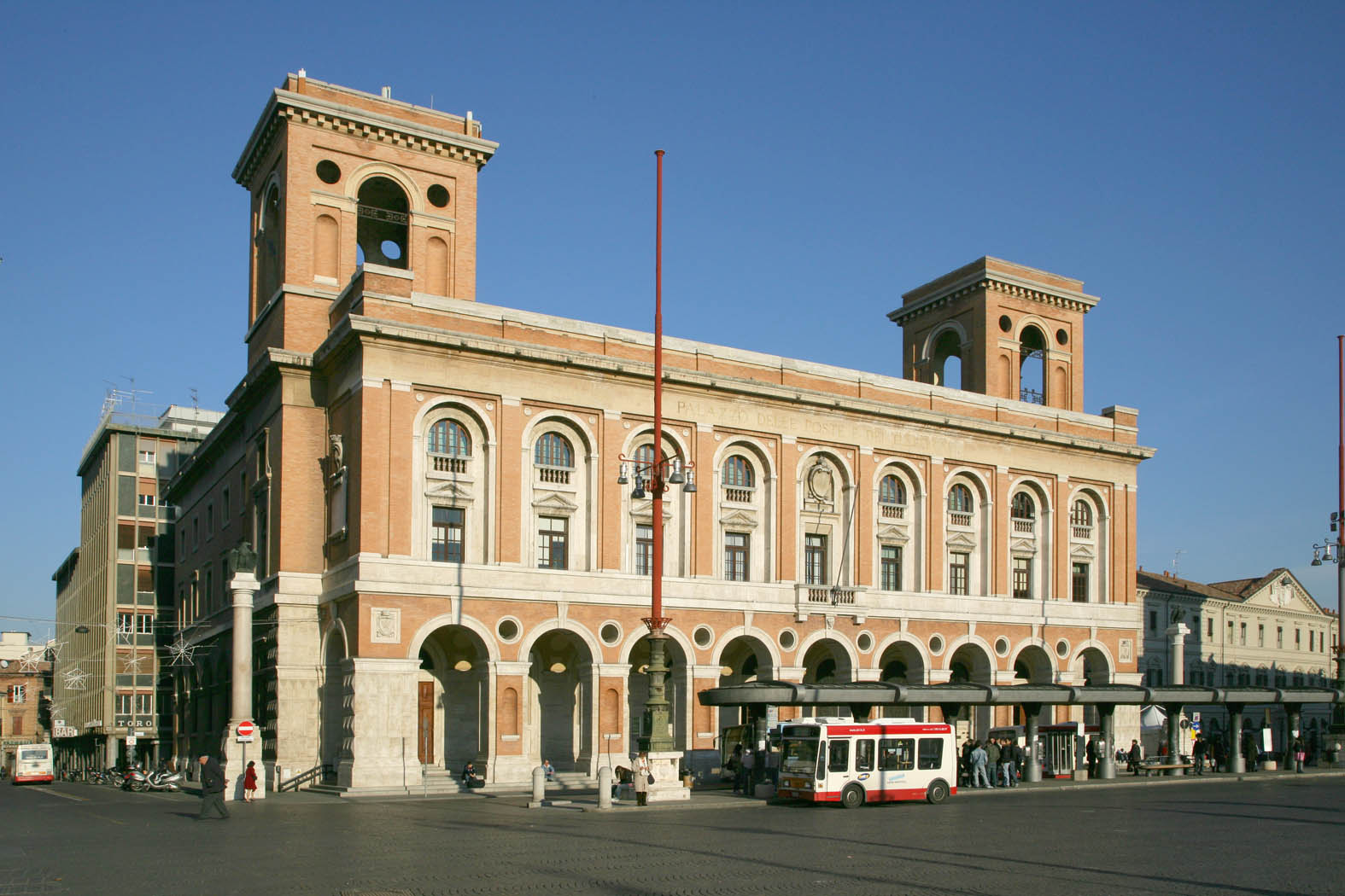 Palazzo delle Poste e dei Telegrafi, veduta d'insieme