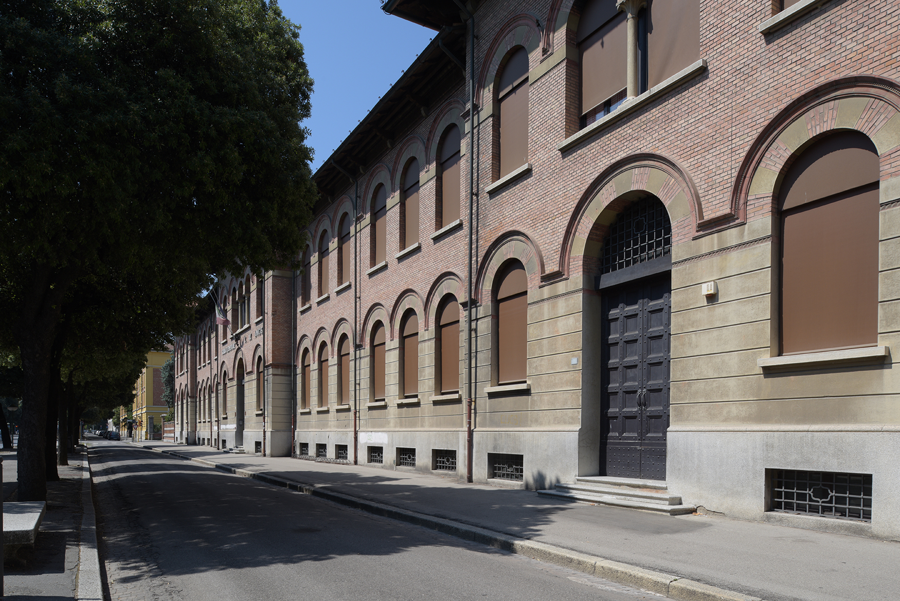 Scuola Rosa Maltoni Mussolini, veduta di scorcio della facciata