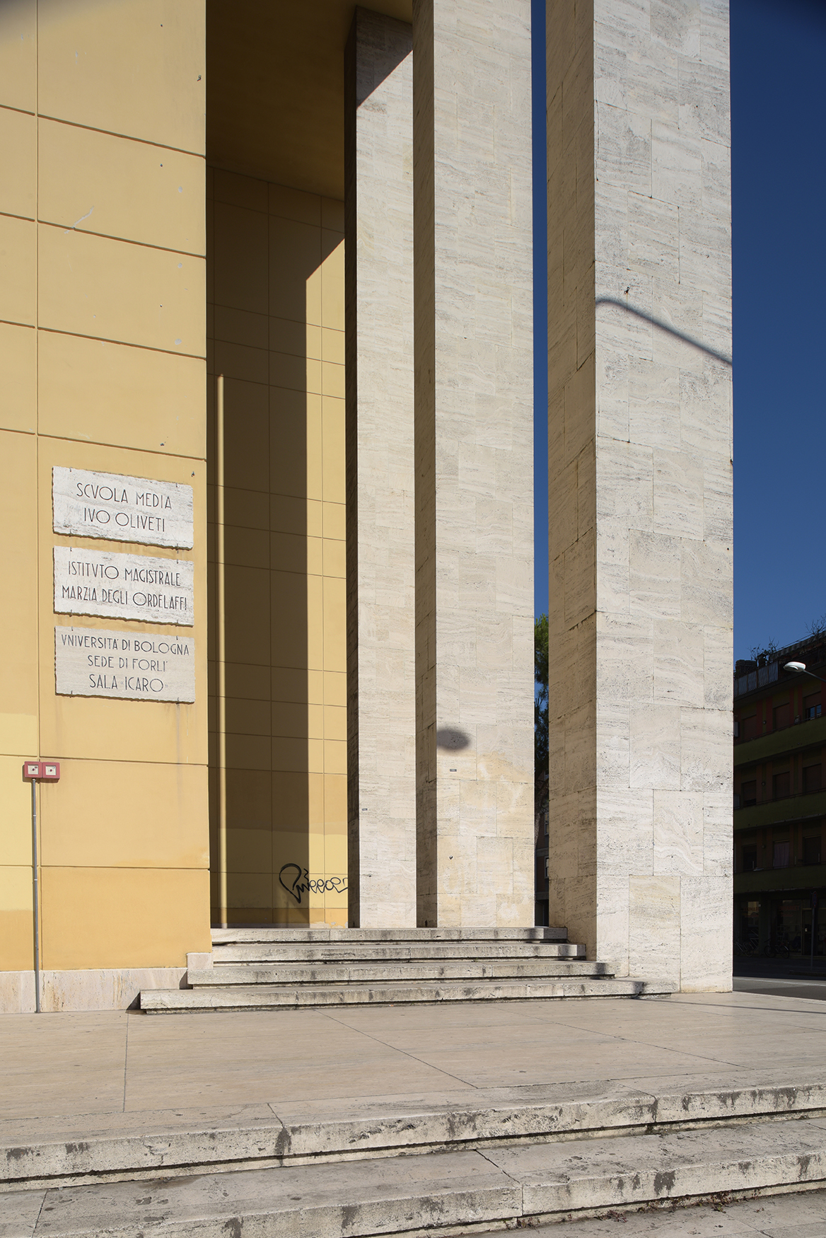 Collegio Aeronautico, dettaglio dei pilastri