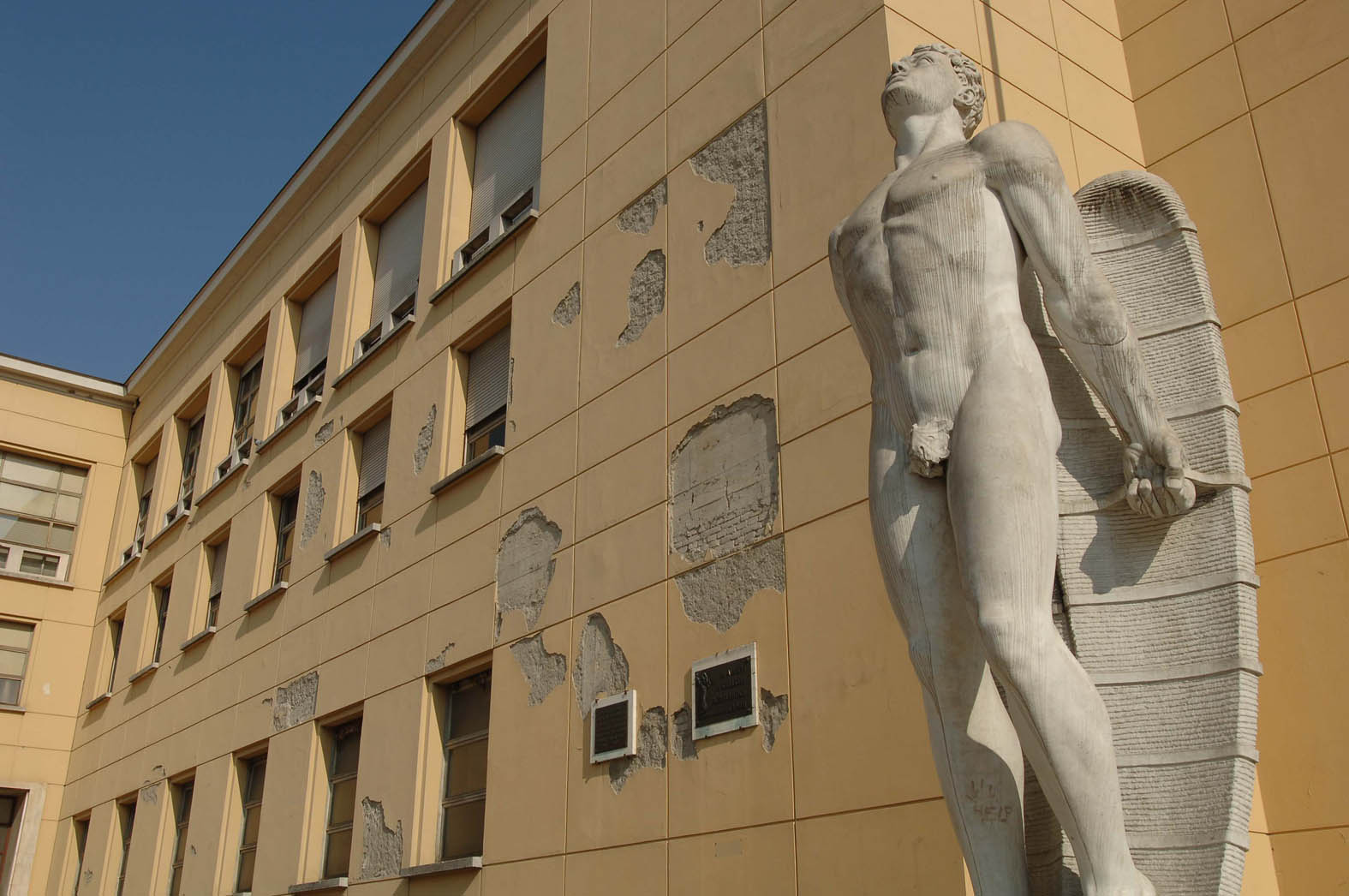 Collegio Aeronautico, la statua di Icaro