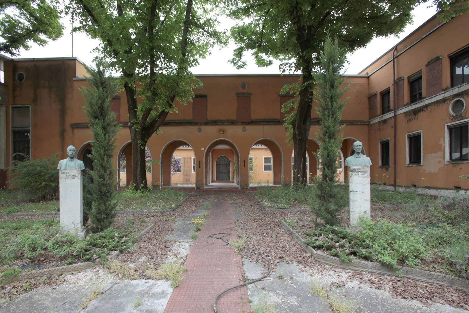 Asilo Santarelli, il portico ad archi